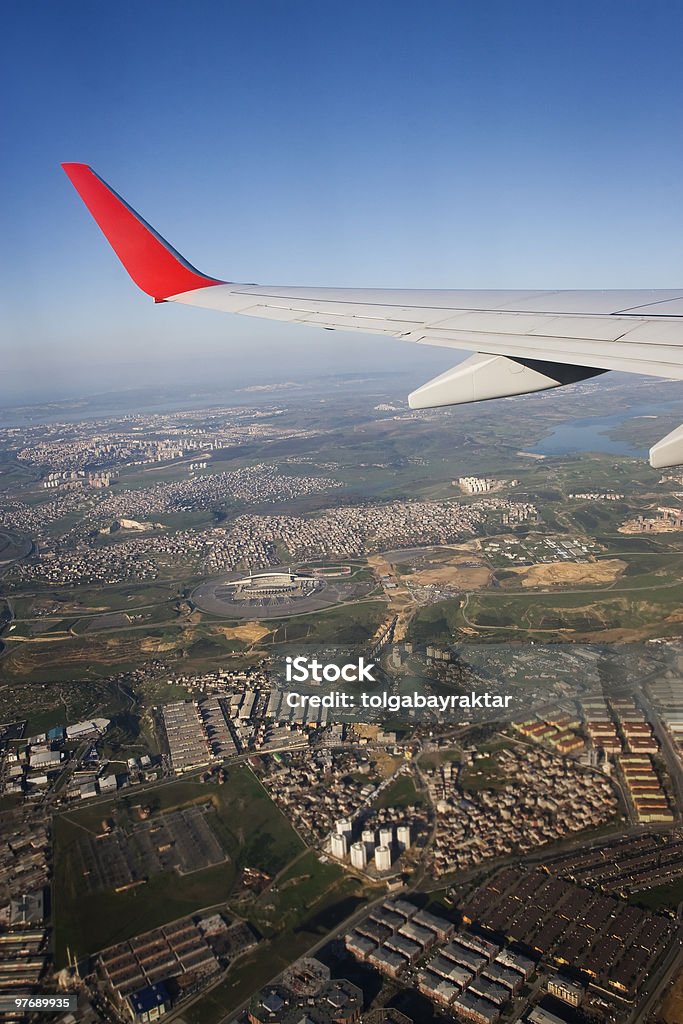 wings over città - Foto stock royalty-free di Aereo di linea