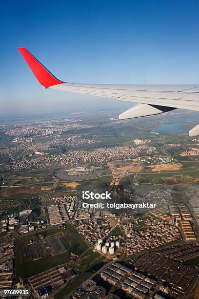 Wings Over Città - Fotografie stock e altre immagini di Aereo di linea - Aereo di linea, Aeroplano, Ala di aeroplano