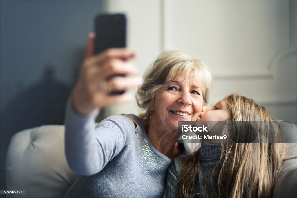 Grand-mère et sa petite-fille selfie - Photo de Grand-mère libre de droits