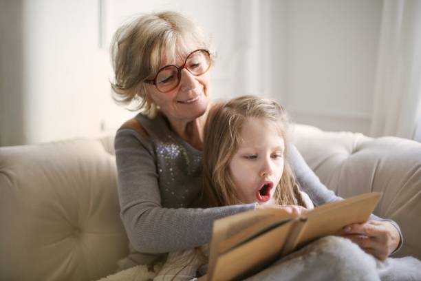 zaskoczona dziewczyna - grandmother reading child grandson zdjęcia i obrazy z banku zdjęć