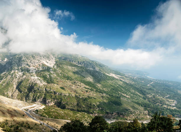 vista sul da paisagem do campo albânia em dia ensolarado perto sarande - 15796 - fotografias e filmes do acervo