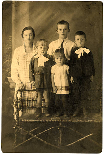 family.wintage porträt. - family tree family photograph photography stock-fotos und bilder