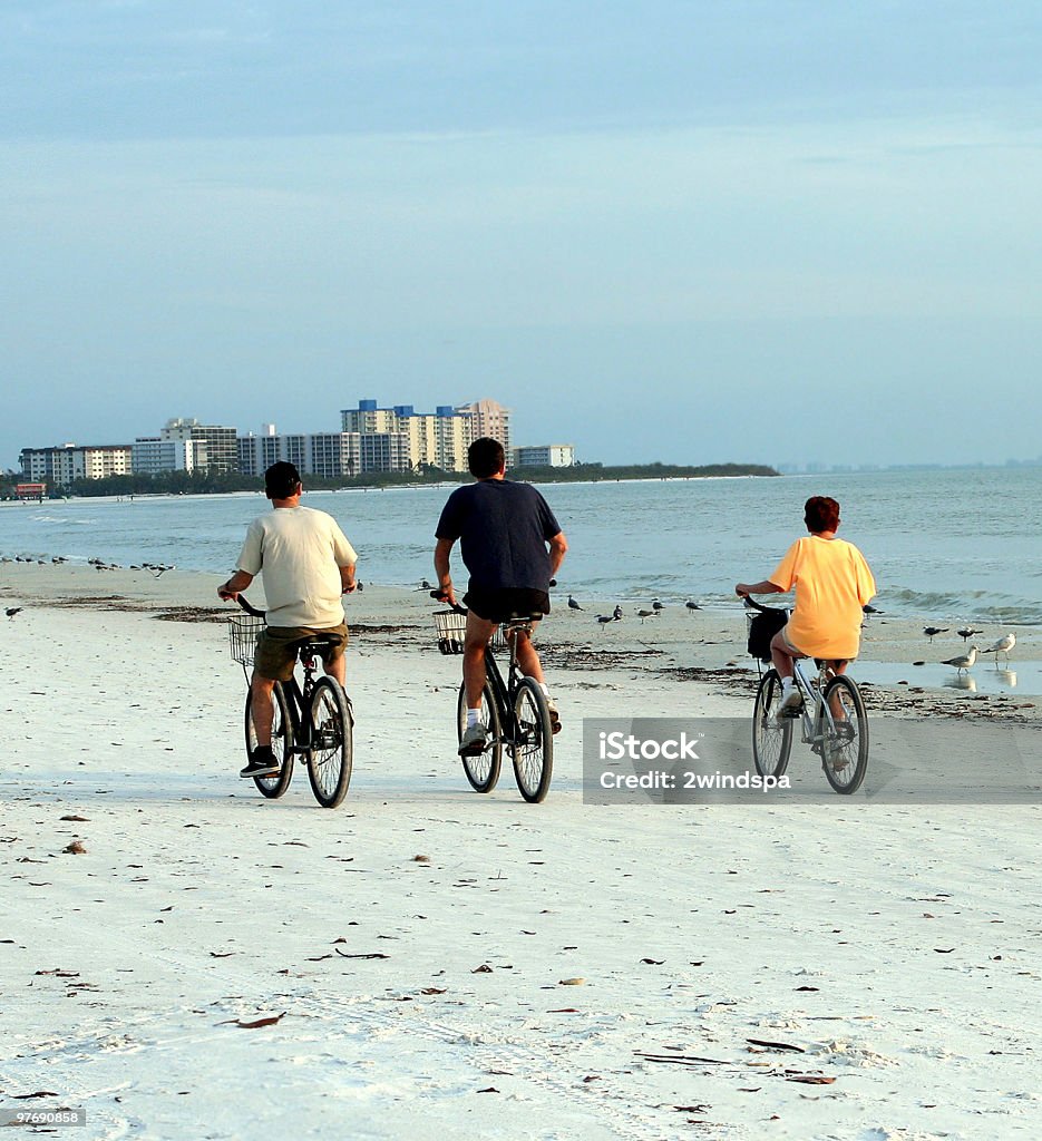 Ciclismo no Bearch em Fort Myers, Flórida. - Foto de stock de Adolescente royalty-free