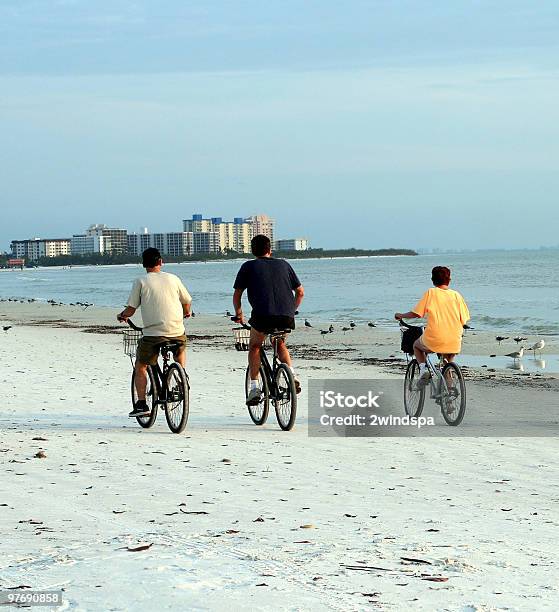 Foto de Ciclismo No Bearch Em Fort Myers Flórida e mais fotos de stock de Adolescente - Adolescente, Areia, Atividade Recreativa