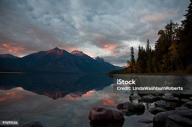 Alpenglow Foto de stock y más banco de imágenes de Roca - Roca, Agua, Aire libre