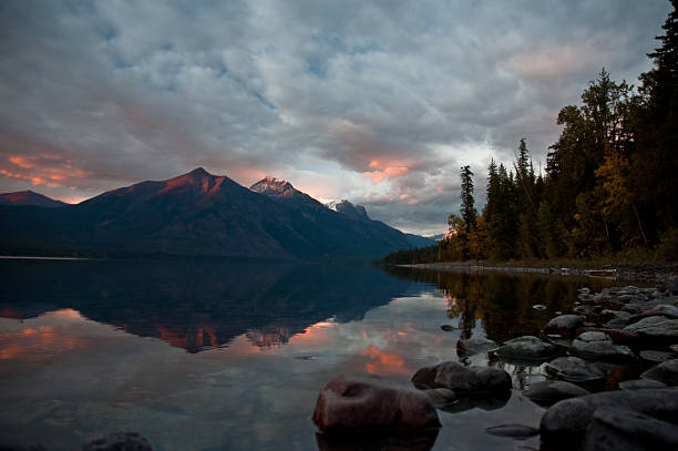 arrebol - mcdonald lake imagens e fotografias de stock