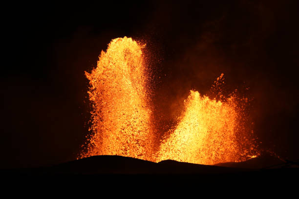 лавовый фонтан вулкана килауэа на гавайях в конце мая 2018 года, fissure 8 - pele стоковые фото и изображения