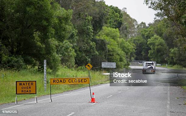 Água Sobre Estrada - Fotografias de stock e mais imagens de Ao Ar Livre - Ao Ar Livre, Camião, Cena Não Urbana