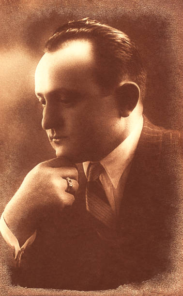 istock Vintage man profile portrait 976942504