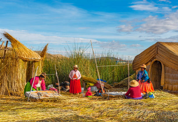 personas uros islas flotantes en el perú - bolivian culture fotografías e imágenes de stock