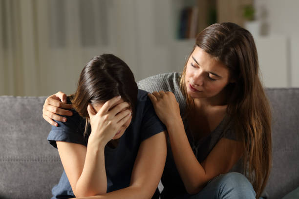 adolescentes reconfortante es triste amigo en la noche - reconfortante fotografías e imágenes de stock