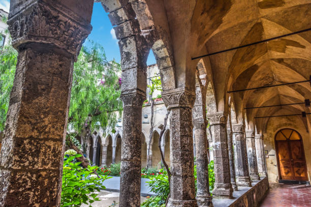 монастырь сан-франческо в всемирно известном сорренто - cloister стоковые фото и изображения