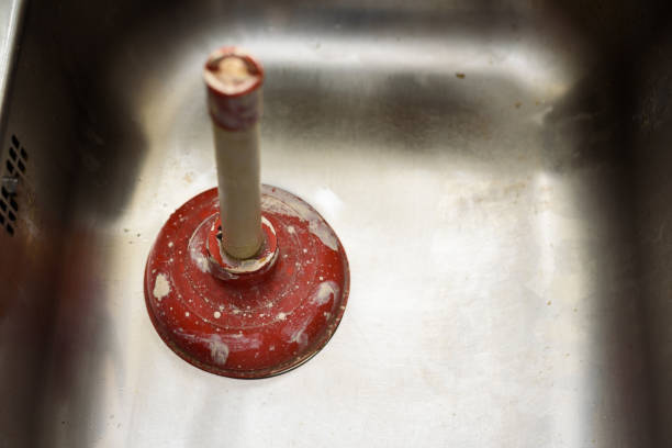 plunger in a sink - sink drain plumber domestic kitchen imagens e fotografias de stock