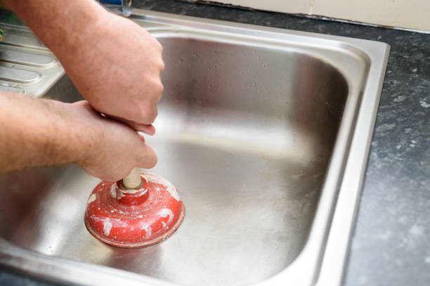 plunger in a sink - sink drain plumber domestic kitchen imagens e fotografias de stock