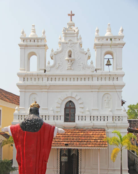 tiracol fort. white catholic church cathedral in the fort fortress by the sea. india, goa - india goa temple indian culture imagens e fotografias de stock