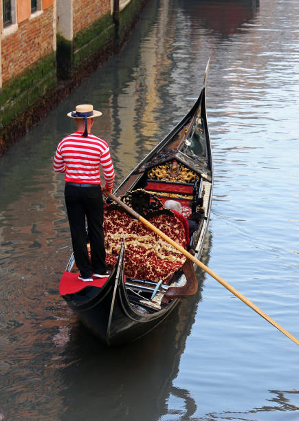 венецианский гондольер в традиционной одежде на гондоле на большом канале, венеция - gondola venice italy canal sailor стоковые фото и изображения