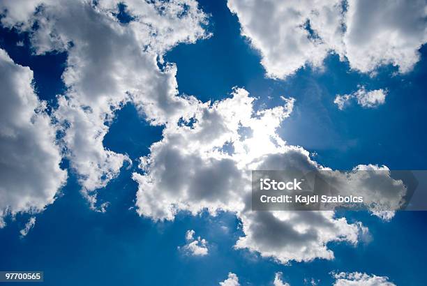 Nube Foto de stock y más banco de imágenes de Acercarse - Acercarse, Tormenta - Tiempo atmosférico, Tormenta eléctrica