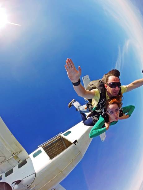 skydive tandem couple jum out the plane - skydiving tandem parachute parachuting imagens e fotografias de stock