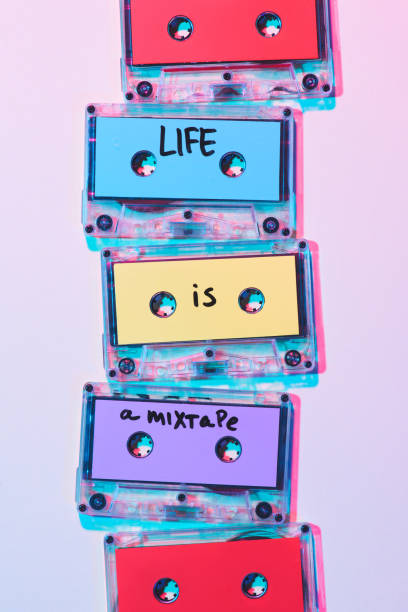 vista dall'alto di audiocassette colorate disposte con vita è un'iscrizione mixtape su sfondo viola - italian music audio foto e immagini stock