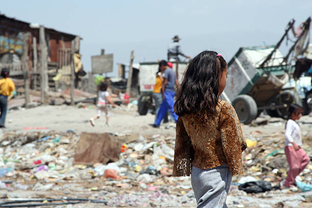 빈곤 - toxic substance pollution dirt garbage 뉴스 사진 이미지