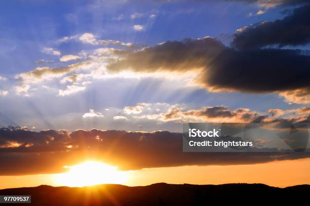 Sonnenuntergang Über Den Wolken Stockfoto und mehr Bilder von Abenddämmerung - Abenddämmerung, Berg, Blau