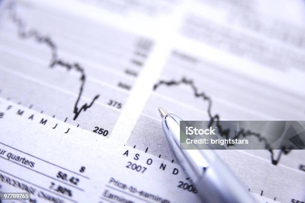 Foto de Gráficos Financeiros e mais fotos de stock de Analisar - Analisar, Bolsa de valores e ações, Caneta