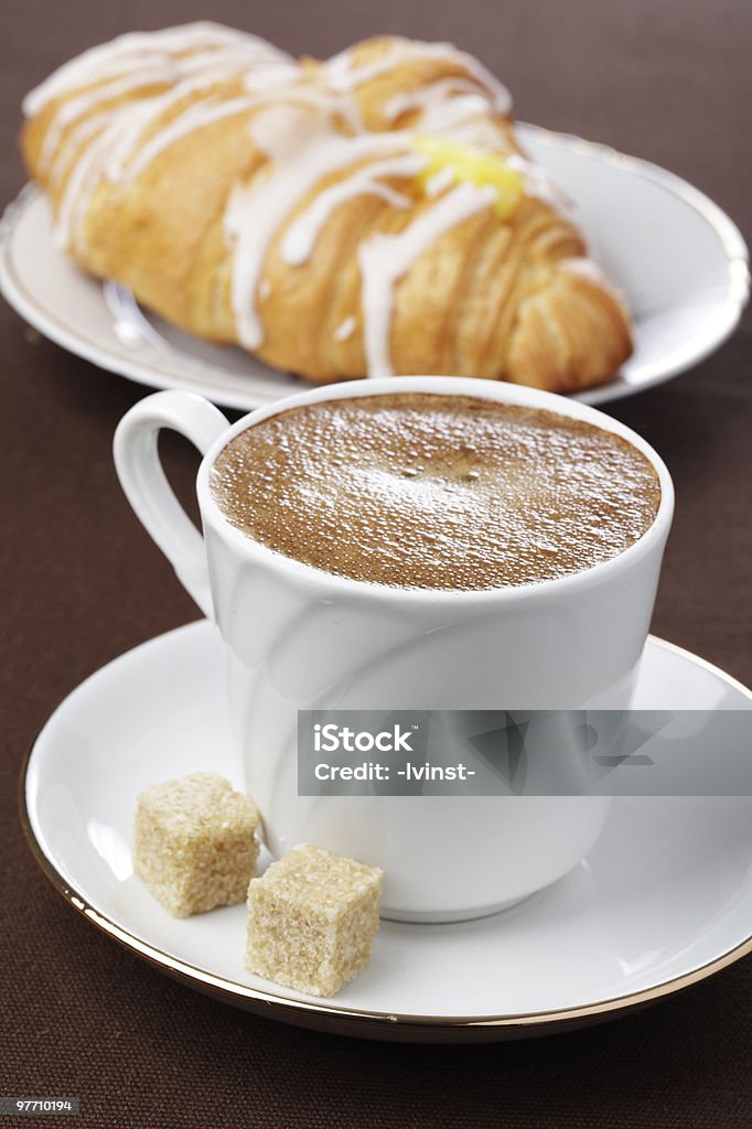 CAFFÈ E croissant - Foto stock royalty-free di Bevanda analcolica