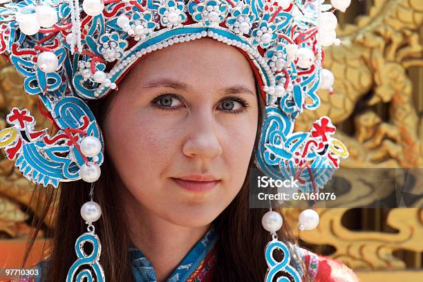 Mulher Vestida Como Chinês Imperatriz - Fotografias de stock e mais imagens de Adereço para a Cabeça - Adereço para a Cabeça, Adulto, Branco