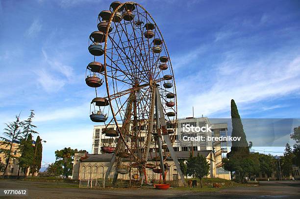 Abjasia Rusty Destruir Ferris Wheel Y Azotada Por La Guerra Spahotel De Fondo Foto de stock y más banco de imágenes de Noria