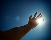 hand-in-der-sonne.jpg?b=1&s=170x170&k=20&c=deJgeSyPitMyQuskPBkxA7LsOuITS7MEzu5yTNWqnRI=