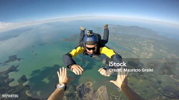 Foto de Paraquedista Ponto De Vista Sobre A Praia e mais fotos de stock de Skydive - Skydive, Câmera Wearable, Trabalho de Equipe