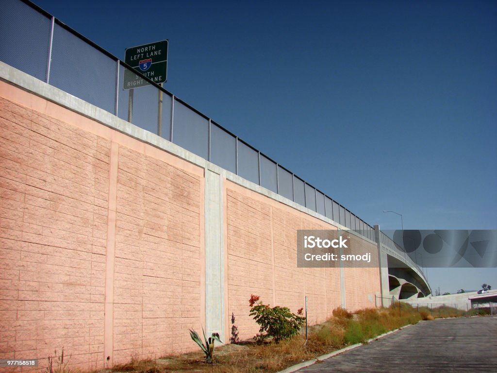 Freeway Side Building Freeway Wall Stock Photo - Download Image Now - Los Angeles County ...