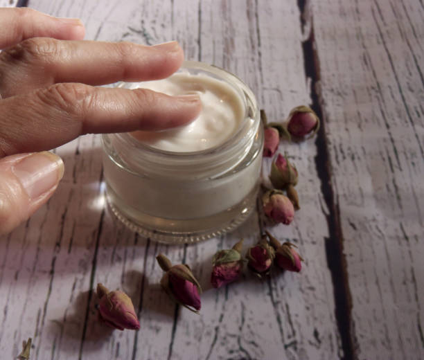 istock Cream of hands of roses 977186550