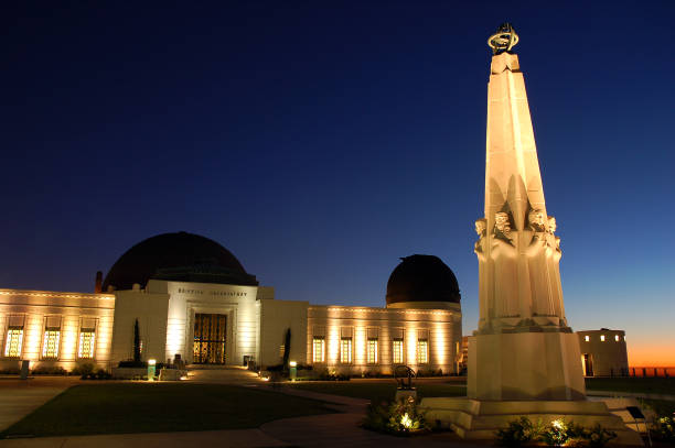 ночной просмотр в обсерватории гриффит - griffith park observatory sundial griffith park california стоковые фото и изображения