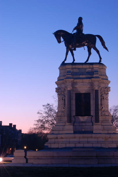 Robert E Lee , Richmond, Virginia Richmond, VA, USA April 3, 2006 a statue of Confederate General Robert E Lee by  Antonin Mercié, stands against the sunset.  The statue, in Richmond Virginia has sparked controversy regarding the Confederacy. the general lee stock pictures, royalty-free photos & images