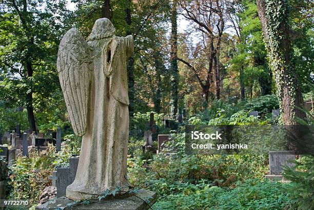 Wingless Ángel En El Cementerio Foto de stock y más banco de imágenes de Bárbaros - Bárbaros, Cementerio, Color - Tipo de imagen