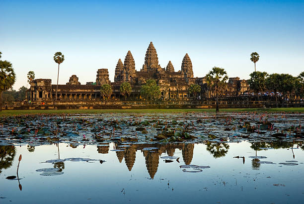 angkor wat vor sonnenuntergang, kambodscha. - wat blue ancient old stock-fotos und bilder