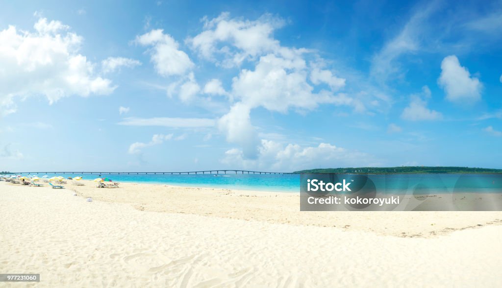 日本では沖縄の美しい海の景色 - 浜辺のロイヤリティフリーストックフォト