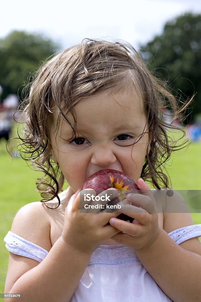 Baby Mädchen isst einen Apfel - Lizenzfrei Apfel Stock-Foto