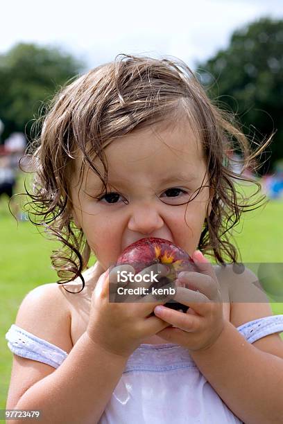Bebê Menina Comer Uma Maçã - Fotografias de stock e mais imagens de Alimentação Saudável - Alimentação Saudável, Bebé, Bebés Meninas