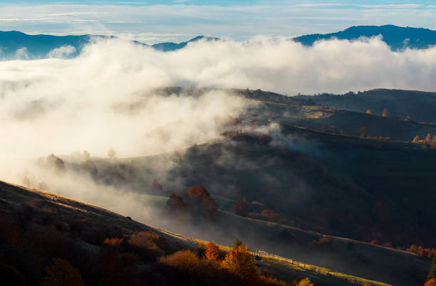 秋の山の雲の反転 - cloud formation ストックフォトと画像