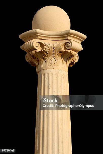 Coluna Isolada Em Preto - Fotografias de stock e mais imagens de Arcaico - Arcaico, Arquitetura, Branco