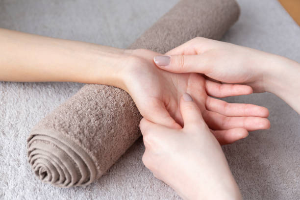 hand massage - pampering massaging indoors adult imagens e fotografias de stock