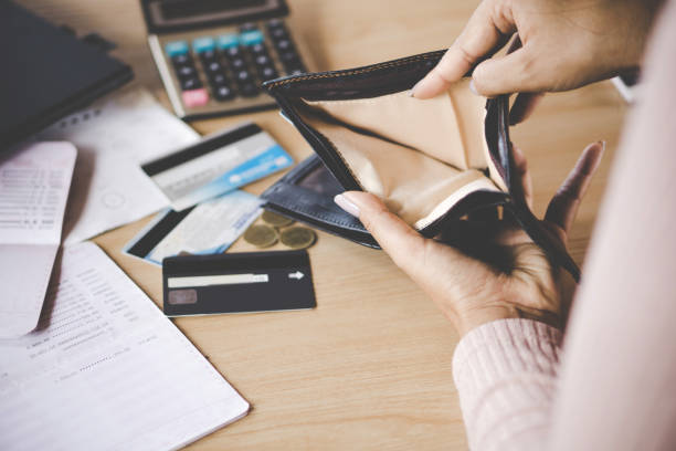 mano de mujer abrir monedero vacío buscando dinero teniendo problema de quiebra se rompió - spending money fotos fotografías e imágenes de stock