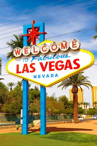 멋진 라스베가스에 환영 라스베가스에 밝은 화창한 날에 로그인 - welcome to fabulous las vegas sign photography landmarks travel locations 뉴스 사진 이미지