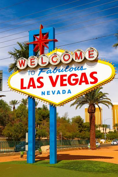 ようこそ素晴らしいラスベガスはラスベガスの明るい晴れた日に署名します。 - welcome to fabulous las vegas sign 写真 ストックフォトと画像