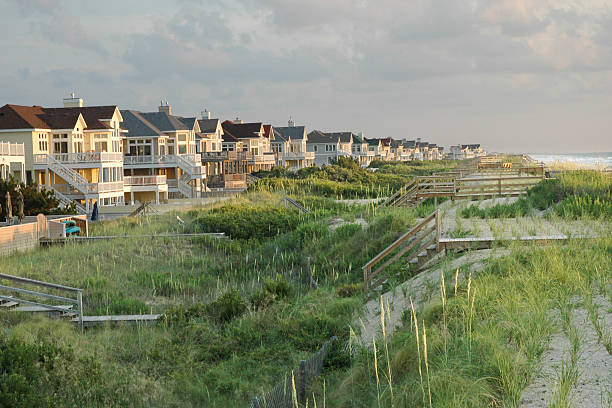 rangée de maisons de bord de plage sur les outer banks - south carolina beach house north carolina beach photos et images de collection