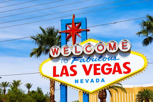 ようこそ素晴らしいラスベガスはラスベガスの明るい晴れた日に署名します。 - welcome to fabulous las vegas sign 写真 ストックフォトと画像