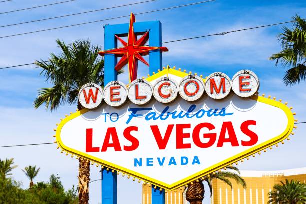 ラスベガスの明るい晴れた日に素晴らしいラスベガスの看板へようこそ - welcome to fabulous las vegas sign 写真 ストックフォトと画像