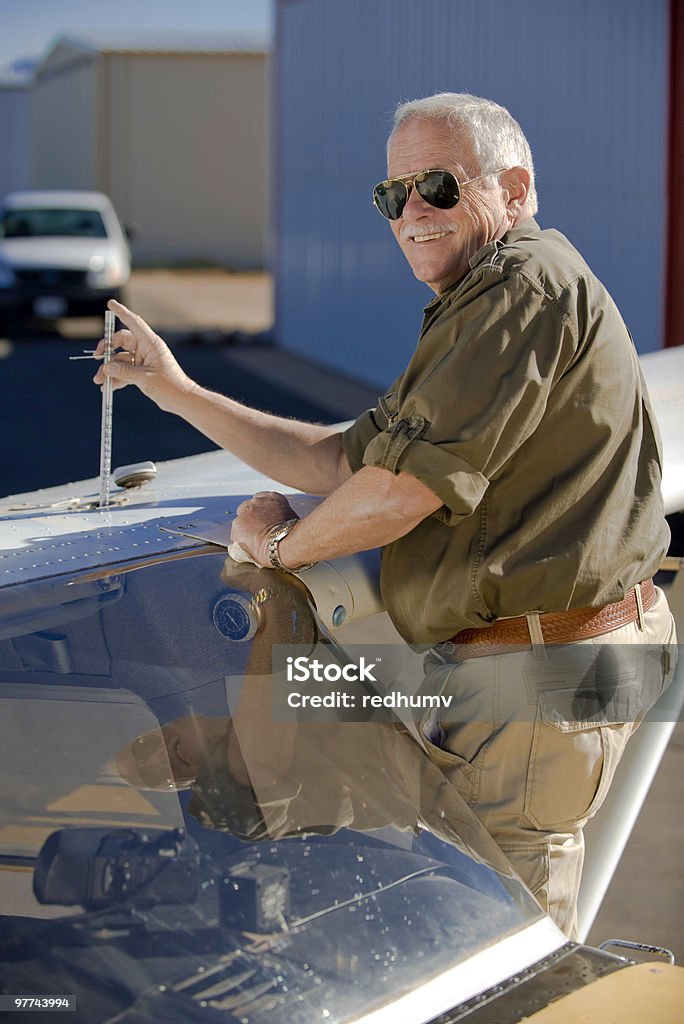 Piloto verificar los niveles durante preflight de combustible - Foto de stock de Control de calidad libre de derechos